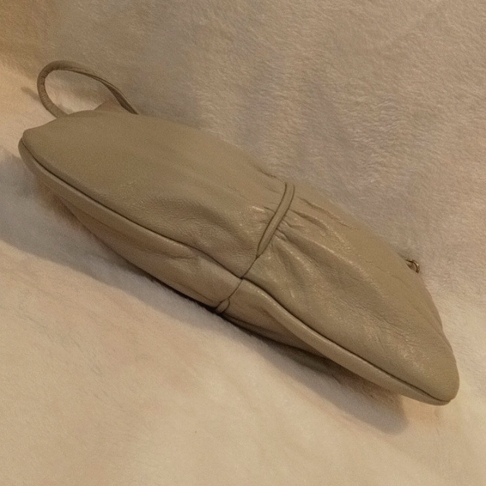 EUC💕Ruched Leather Beige  Crossbody, Beige Inside, Pop Snap Top Closure! - Picture 3 of 7